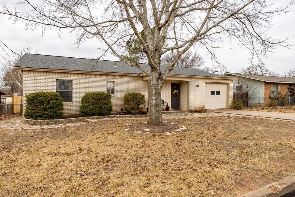 303 W Nimitz St, Fredericksburg, TX 78624 - photo 1
