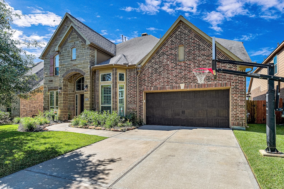 Great curb appeal with spacious driveway and inground high quality basketball hoop for the kids to enjoy in the safety of your own driveway.