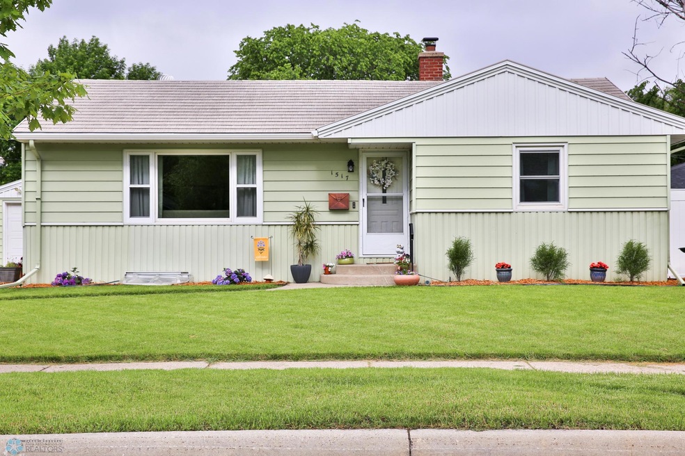 1517 12th St S, Fargo, ND 58103 - photo 1