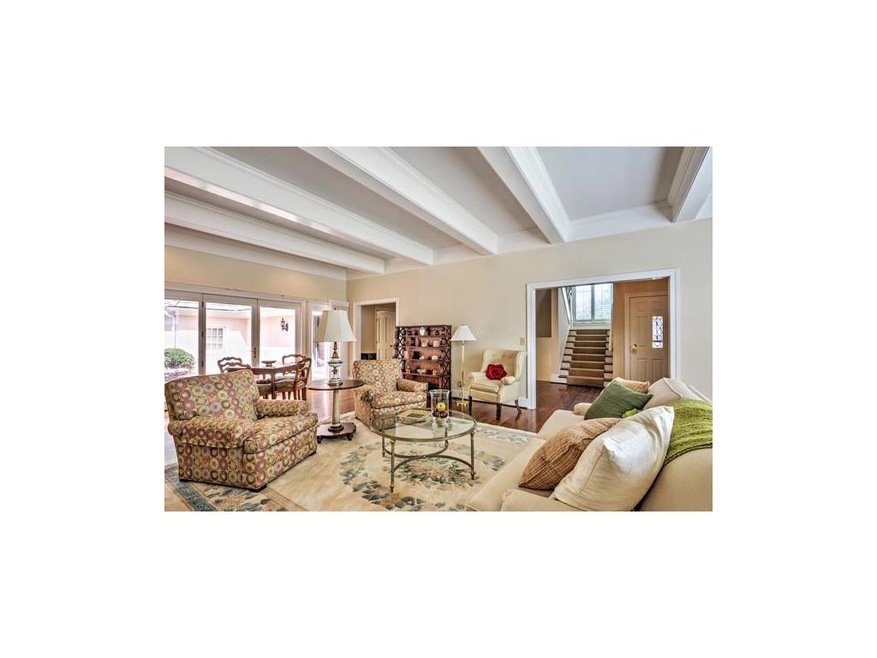 Living room with enameled beam ceiling