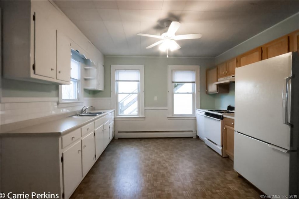 135 Castle Ave unit 2nd fl, Fairfield, CT 06825 - photo 1