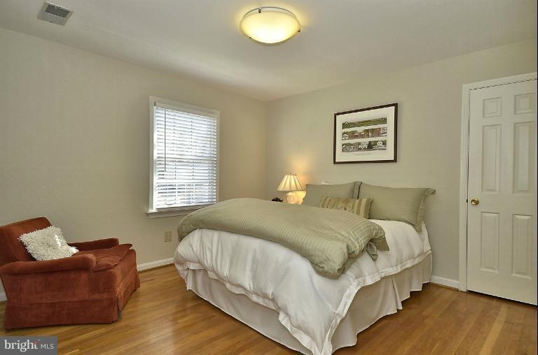 8016 Horseshoe Ln, Potomac, MD 20854 - photo 1