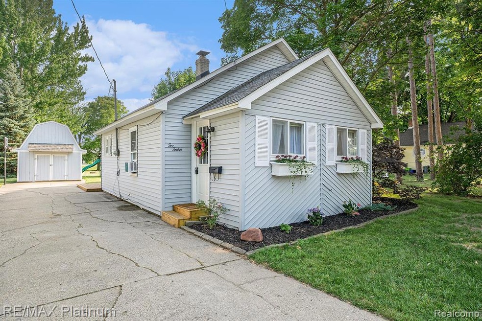 212 Butler St, Clio, MI 48420 - photo 1