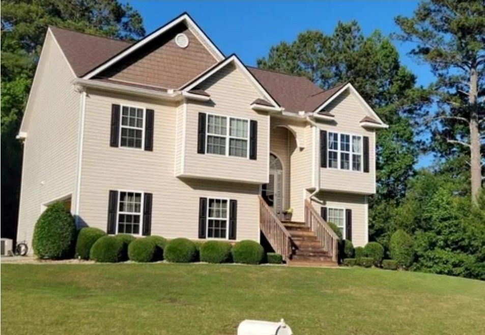 Raised ranch featuring a front yard