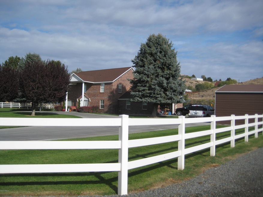 1500 Mapleway front and driveway