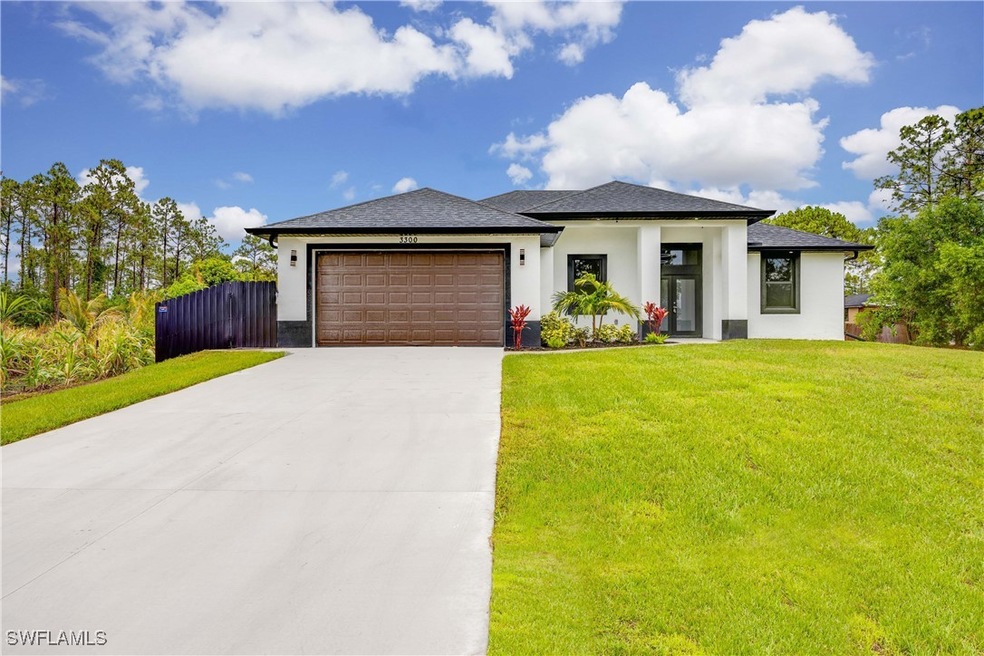 Prairie-style home with driveway, a garage, stucco