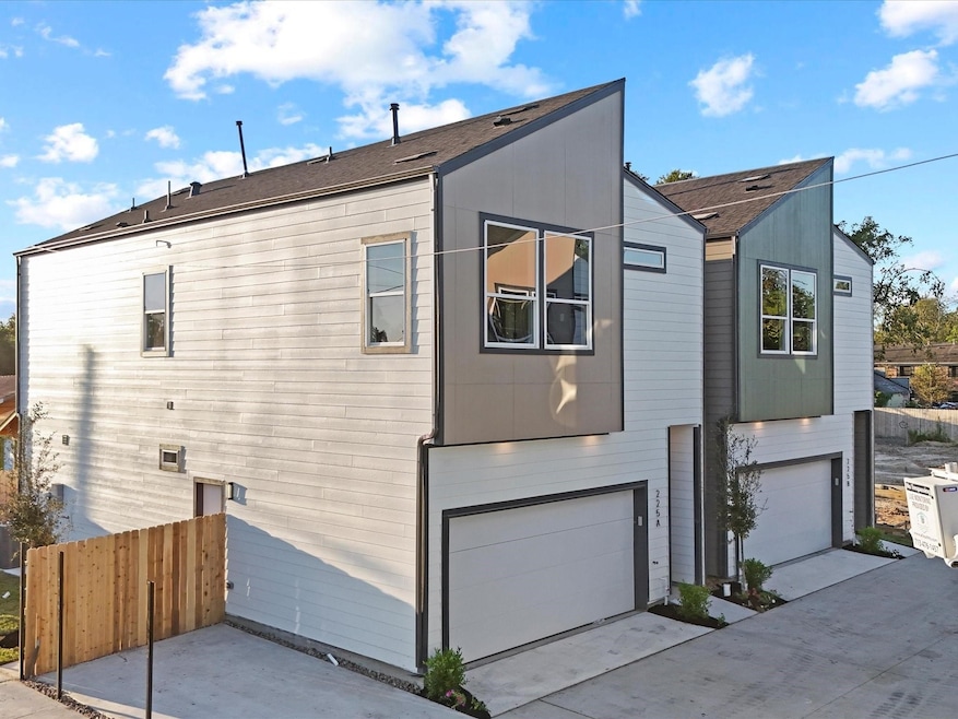 227 Noras Ln unit B, Houston, TX 77022 - photo 1