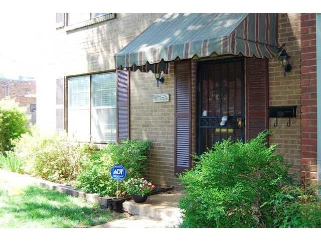 GATED Yates Village Condominiums! Rare interior en