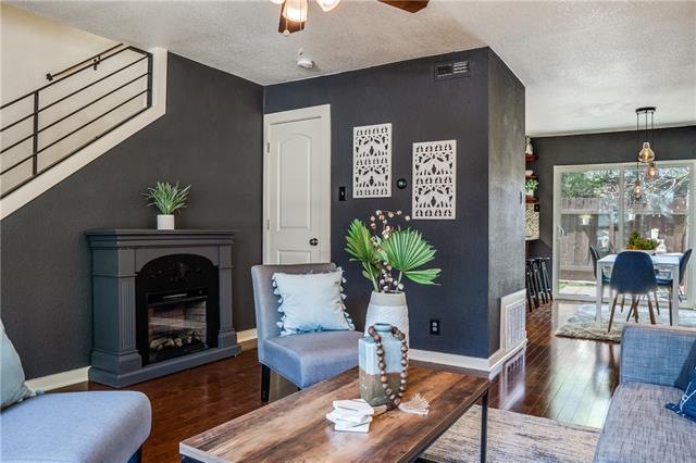 Welcome home! Attractive staircase leads to upstai