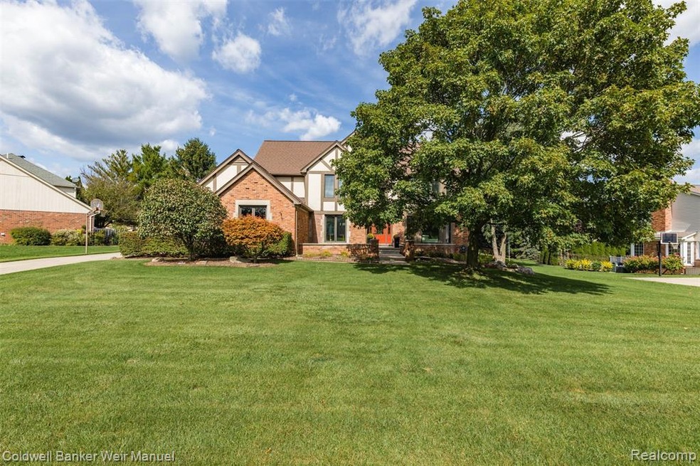 3472 Wedgewood Dr, Rochester Hills, MI 48306 - photo 1