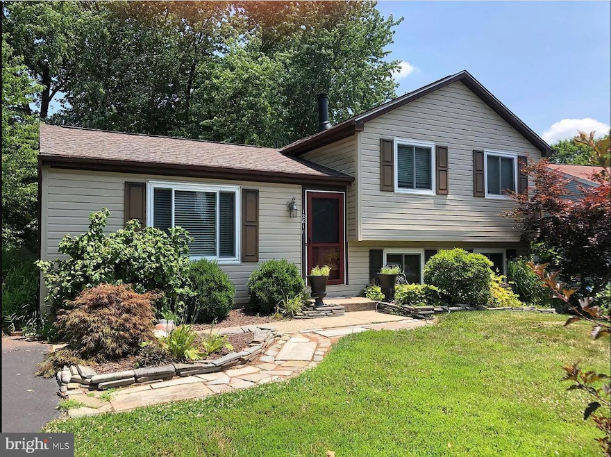 12811 Gatepost Ct, Herndon, VA 20171 - photo 1