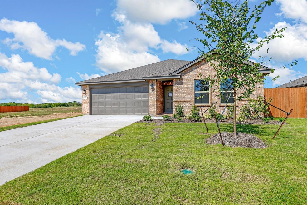 1406 Quail Creek Dr, Cleburne, TX 76033 - photo 1