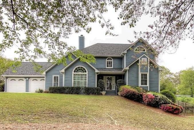 Impeccably maintained home in popular Lee's Crossi