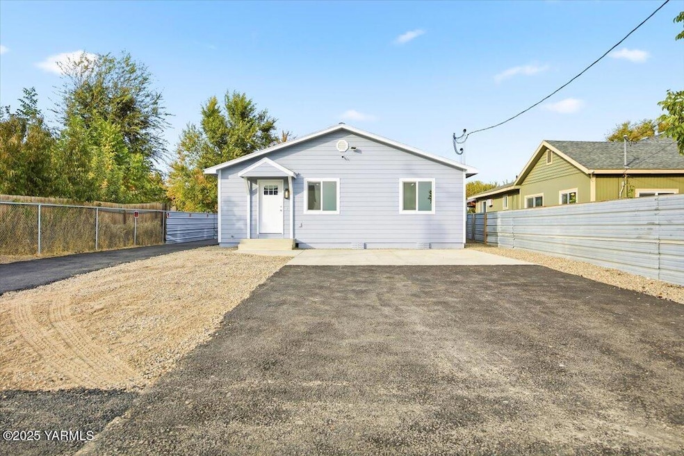 1310 South St, Sunnyside, WA 98944 - photo 1