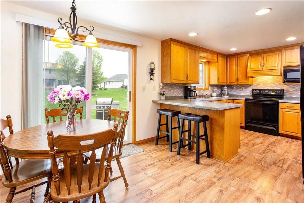 W5943 Valley Ln, Appleton, WI 54915 - photo 1