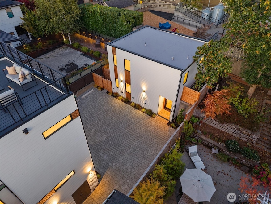 2212 Broadway E, Seattle, WA 98102 - photo 1