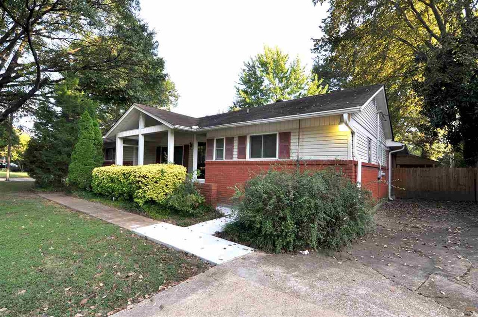 Nice family home in the heart of East Memphis!