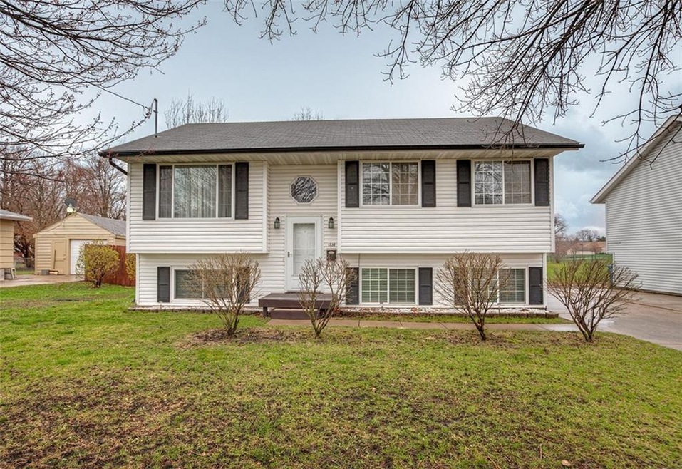 1332 E 26th Ct