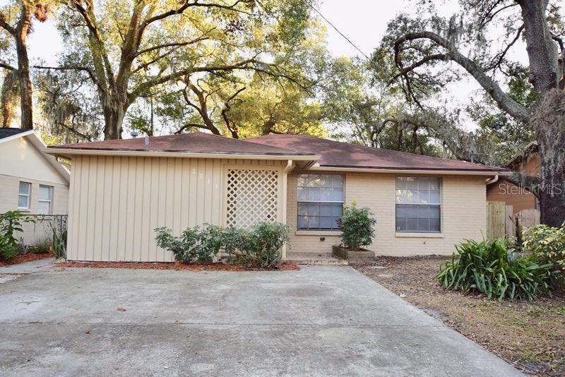 front of house with wide driveway