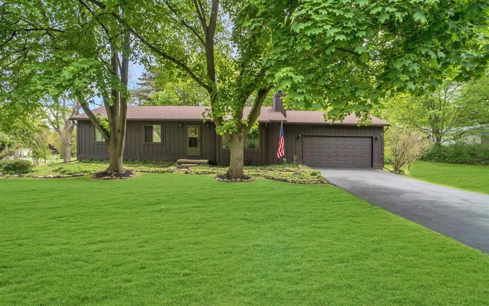 379 Hardman Dr, Howell, MI 48843 - photo 1