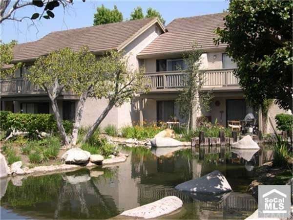 Gorgeous lakeside upper unit
