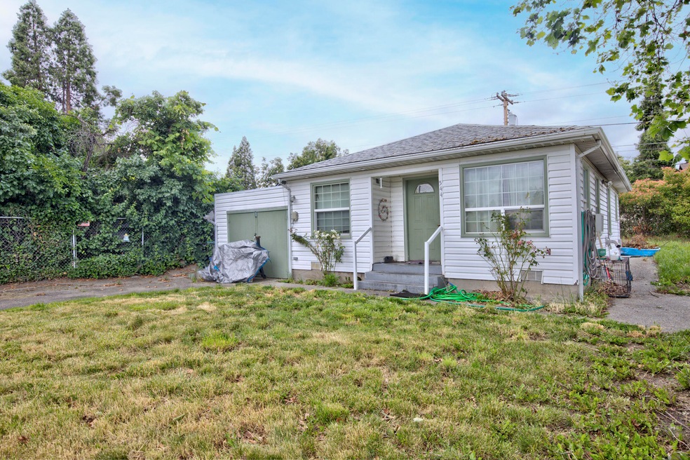 544 NW E St, Grants Pass, OR 97526 - photo 1