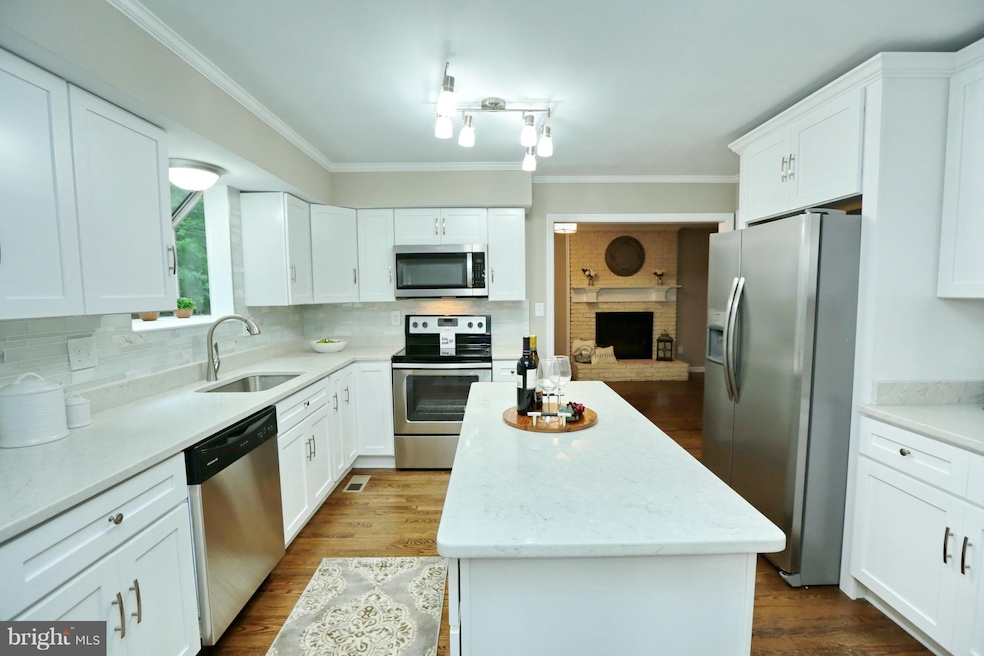 327 Hillsmere Dr, Annapolis, MD 21403 - photo 1