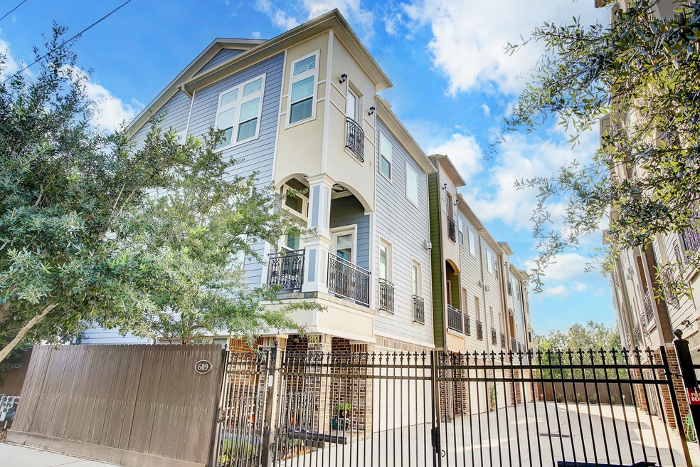 609 Rutland St unit A, Houston, TX 77007 - photo 1