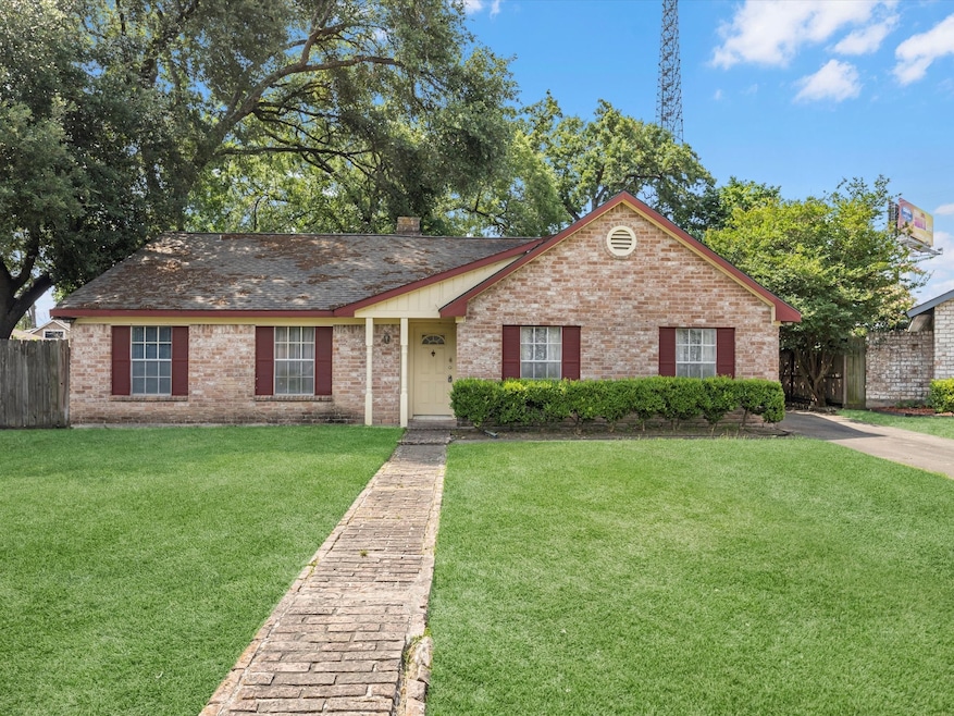 Welcome Home! Large beautiful lot! Bring all your