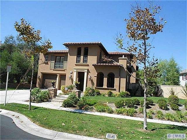 Single loaded culdesac, park below preserves view.