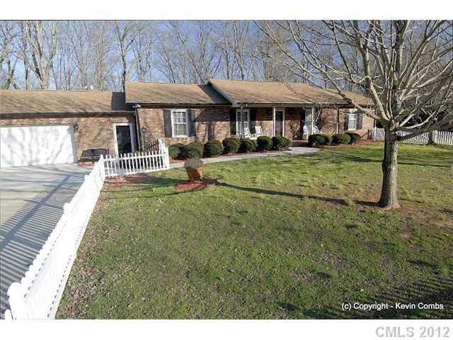 611 Berkshire Dr, Statesville, NC 28677 - photo 1