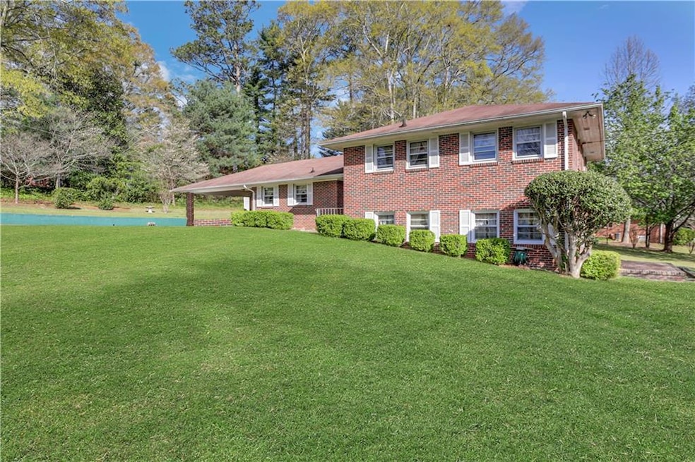 View of front facade featuring a front lawn