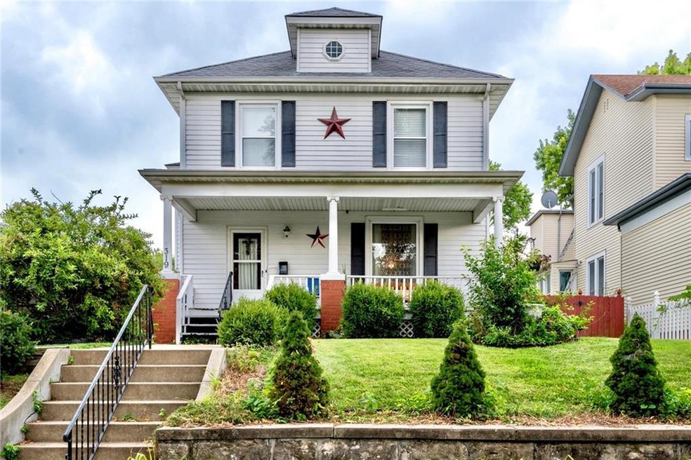 American Foursquare Design, Covered Front Porch, L