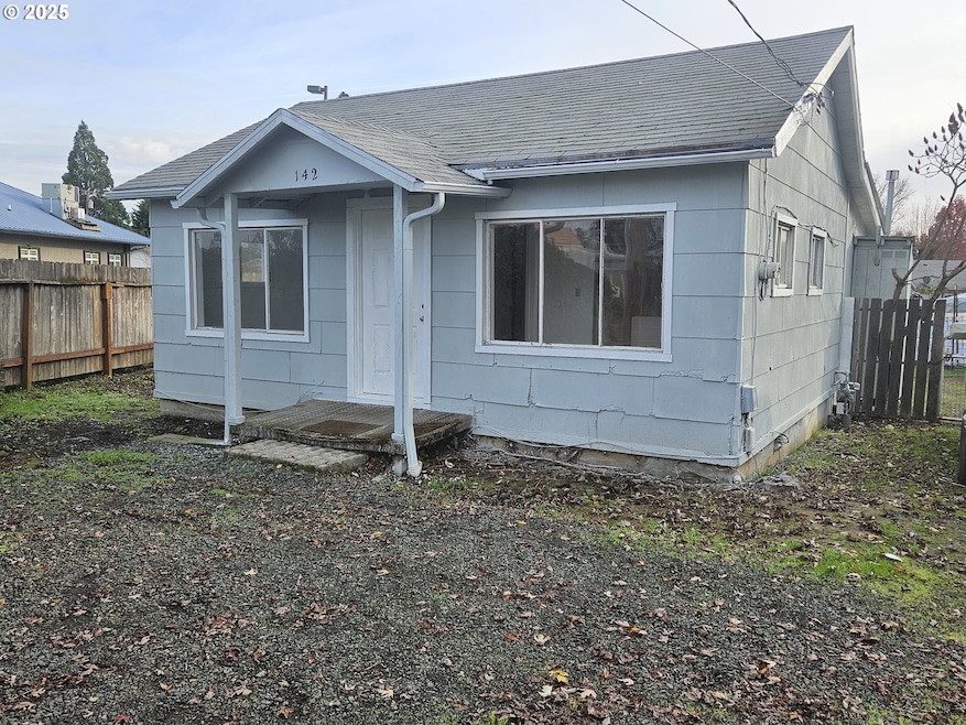 142 S Comstock Ave, Sutherlin, OR 97479 - photo 1