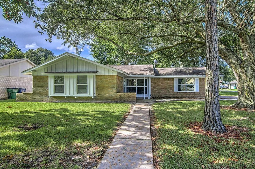 1511 Meadow Ln, Alvin, TX 77511 - photo 1