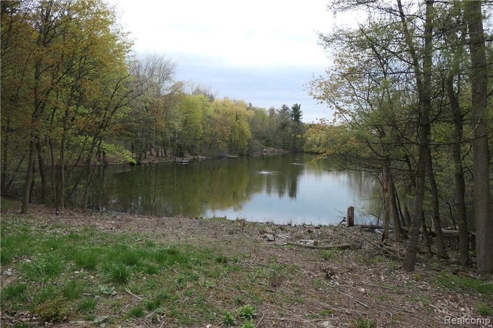 3773 Lakecrest Dr, Bloomfield Hills, MI 48304 - photo 1