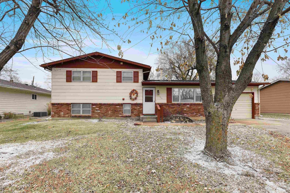 928 S Ash St, Newton, KS 67114 - photo 1