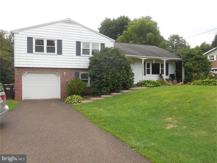 930 Diamond St, Sellersville, PA 18960 - photo 1