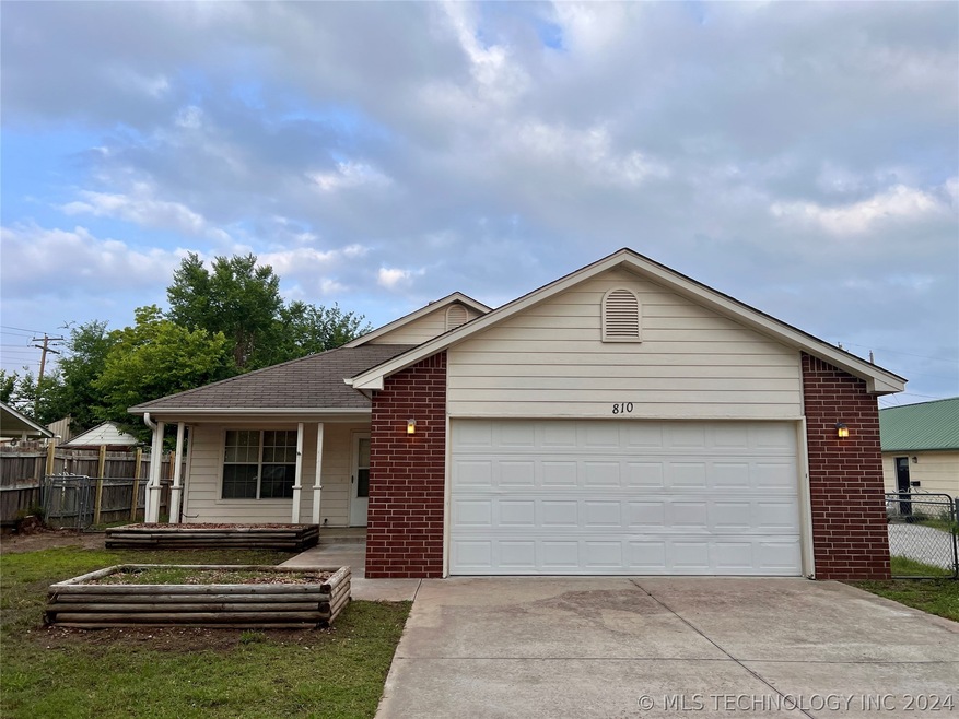 810 N Cherokee Ave, Claremore, OK 74017 - photo 1