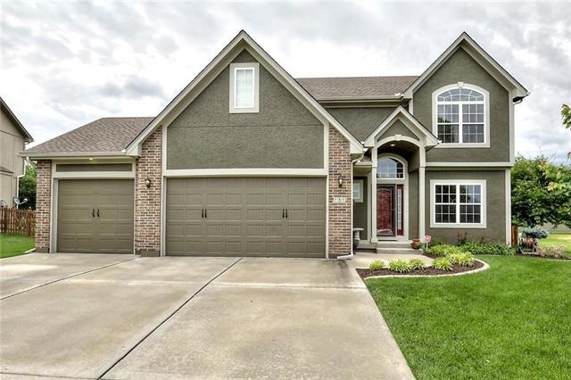 111 S Eastglen Dr, Raymore, MO 64083 - photo 1