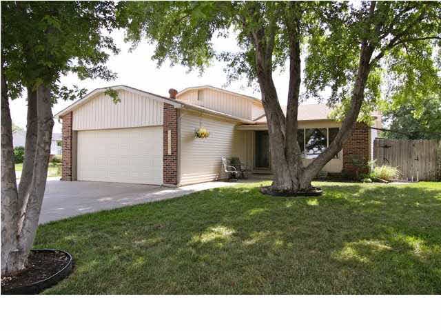 Welcome Home! Mature Trees and Beautiful Landscapi