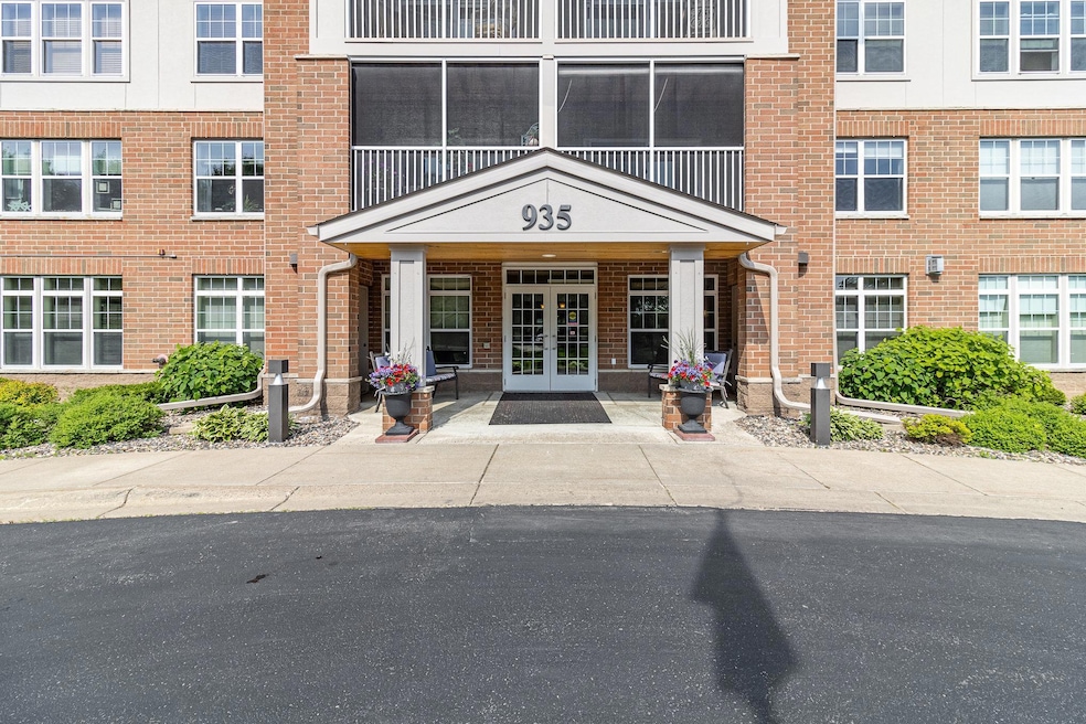 935 Ferndale St N unit 210, Saint Paul, MN 55119 - photo 1