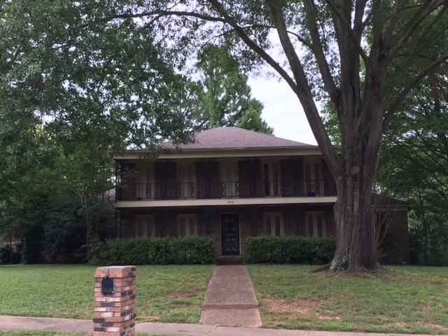 3000 SF home on pretty lot in Green Trees