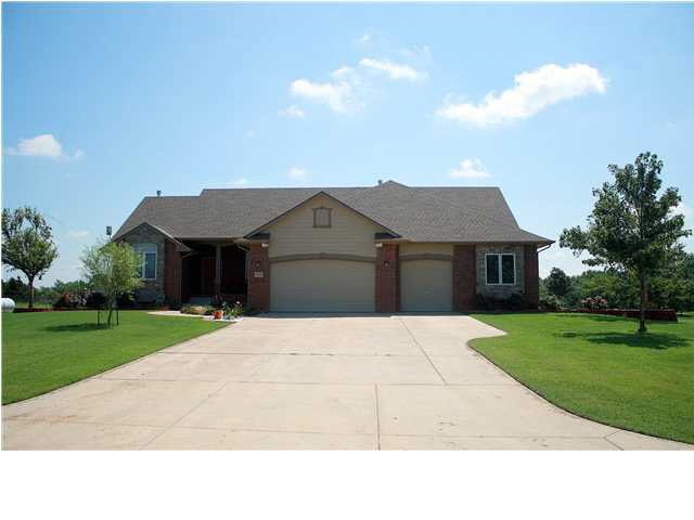 Country Living Close to Town! Fabulous builder Lie