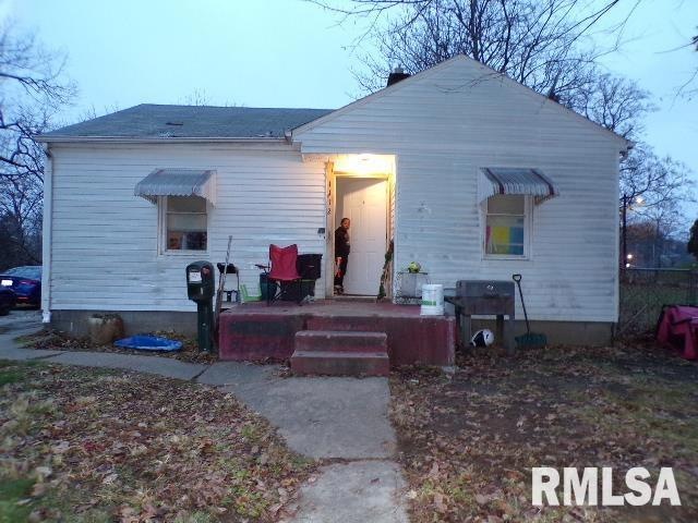 1112 Warren St, Davenport, IA 52804 - photo 1