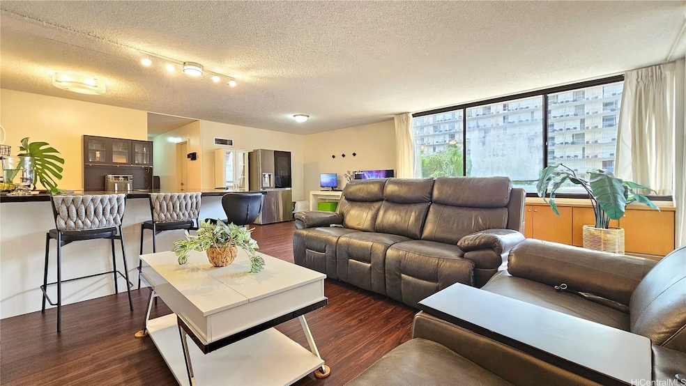 Aloha Towers unit DH405, Honolulu, HI 96815 - photo 1