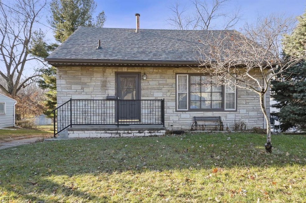 3916 49th St, Des Moines, IA 50310 - photo 1
