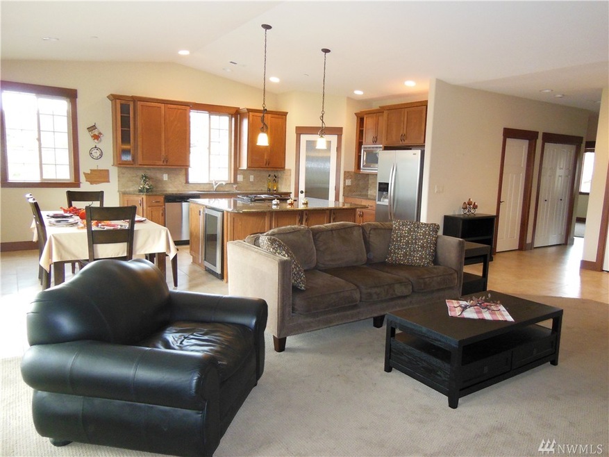 1051 N Baker Ave unit A-201, East Wenatchee, WA 98802 - photo 1