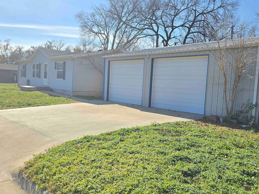 316 S Orange Ave, Lincoln, KS 67455 - photo 1