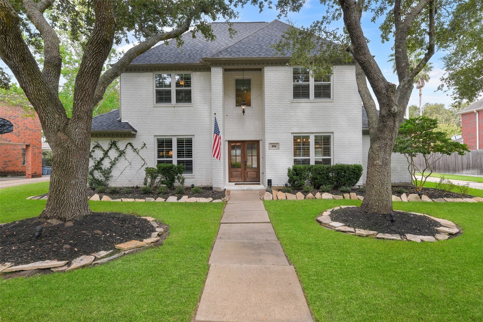 304 Lakeview Cir, Friendswood, TX 77546 - photo 1